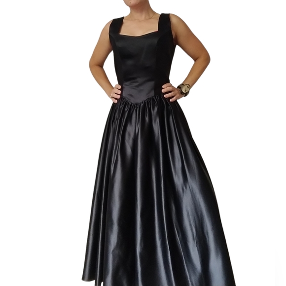 Women's Long Satin Evening Wear Dress - Picture 3 of 13